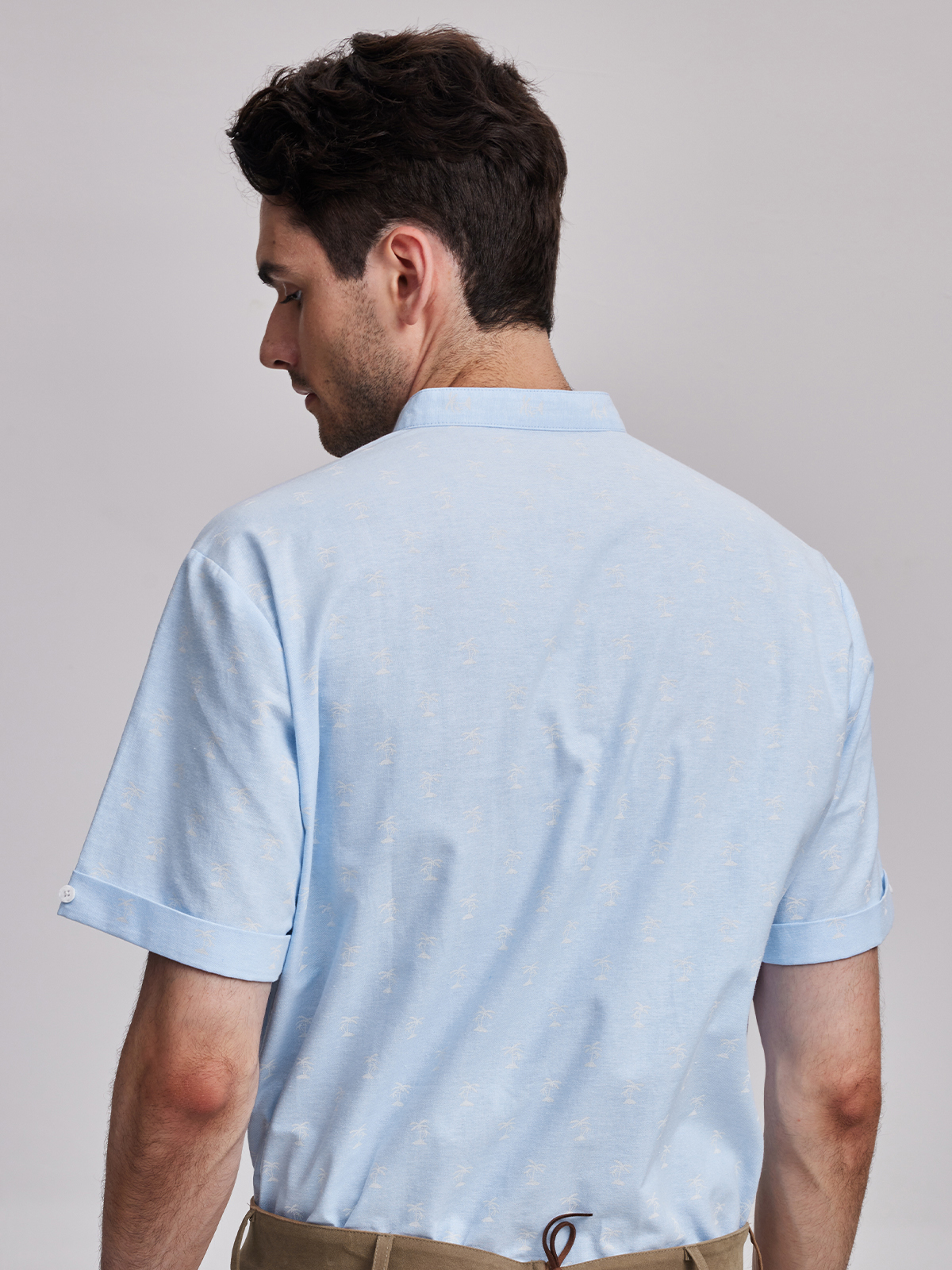 Modernes Dirndl in Blau mit floralen Details