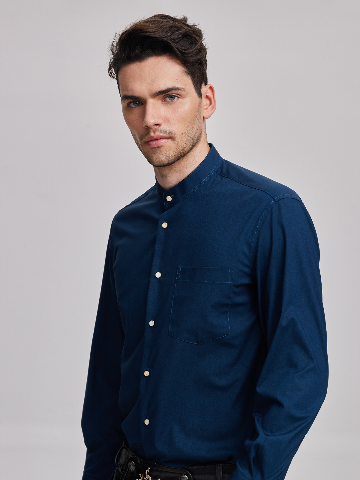 Elegantes Dirndl in Blau mit Spitzenbluse