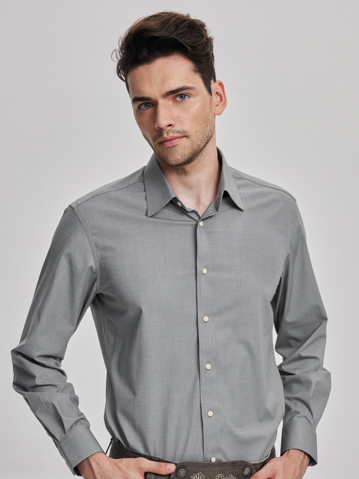 Elegante graue Bluse für Dirndl