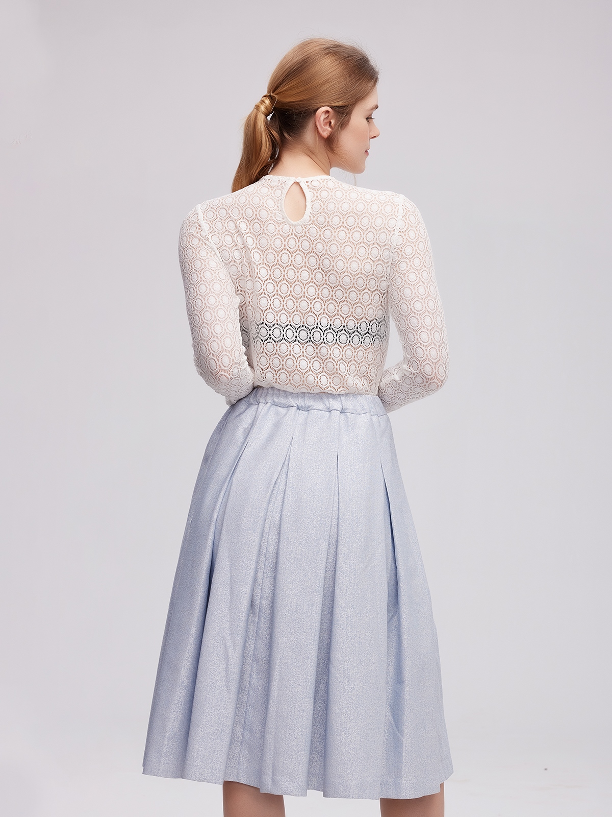 Modernes Dirndl in Blau mit figurbetonter Silhouette