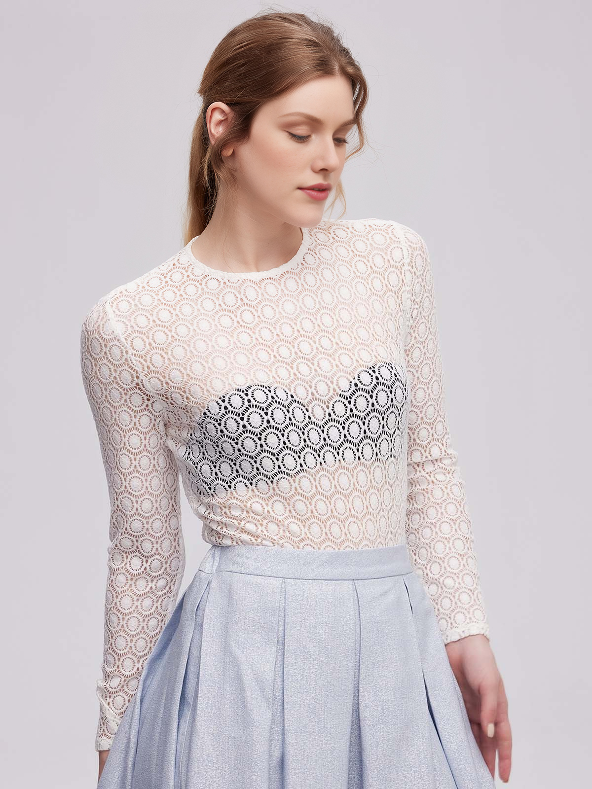 Dirndl mit Blumenkranz