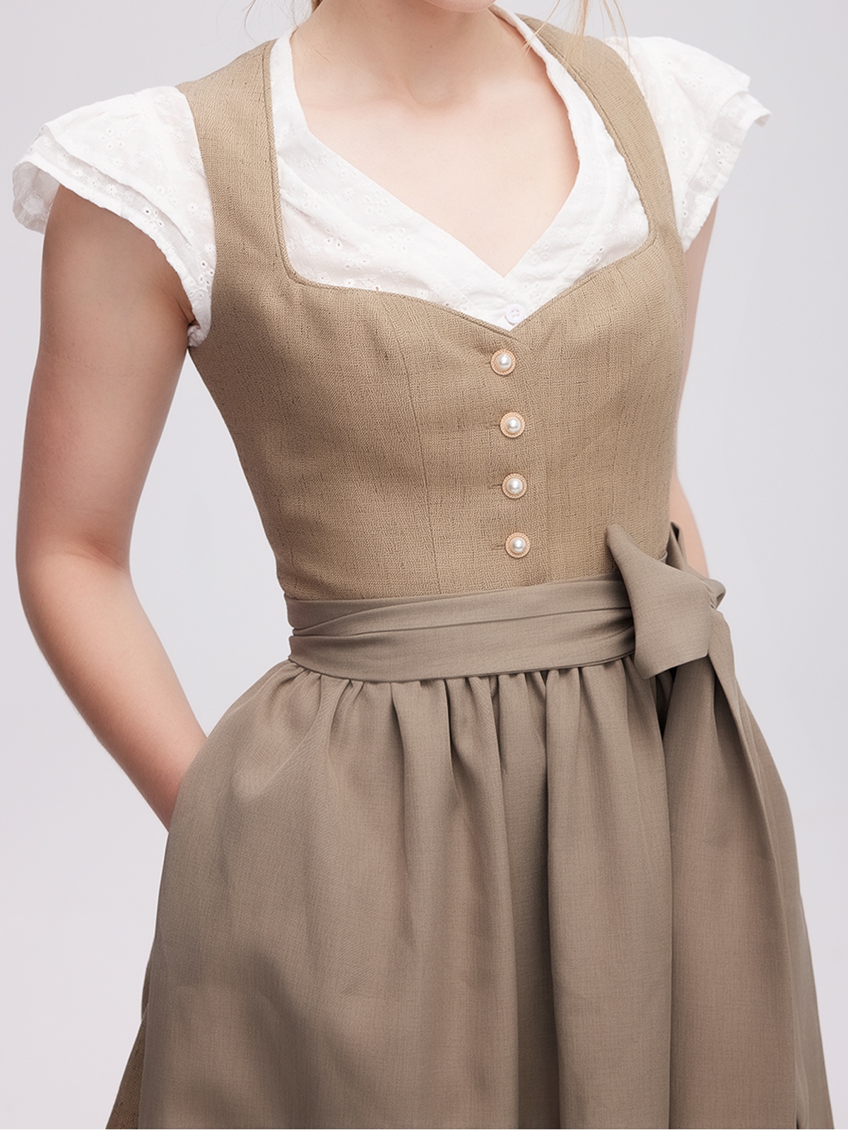 Dirndl in violettem Samt