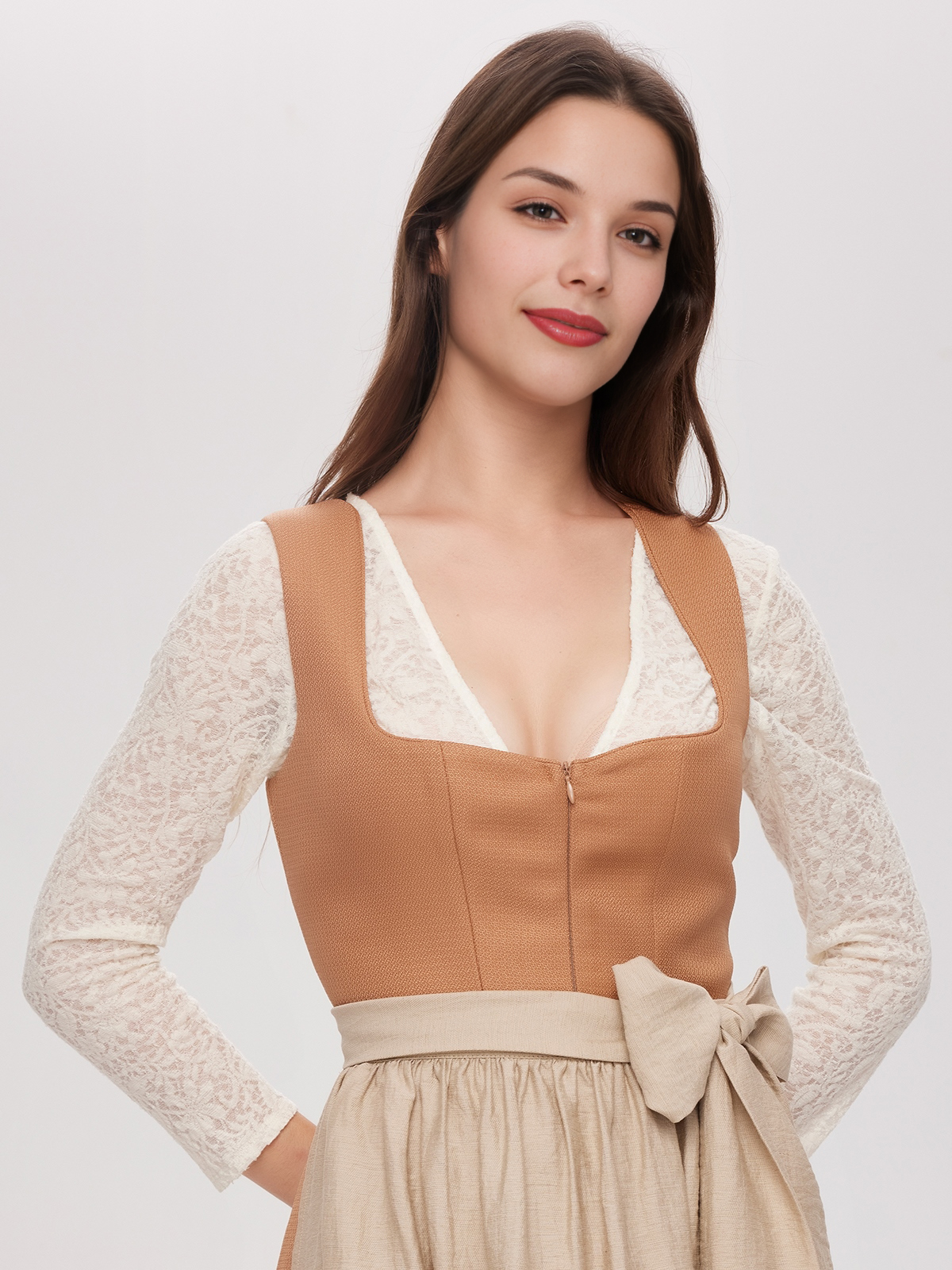 Ehreer Dirndl in Orange – perfekt für den Sommer