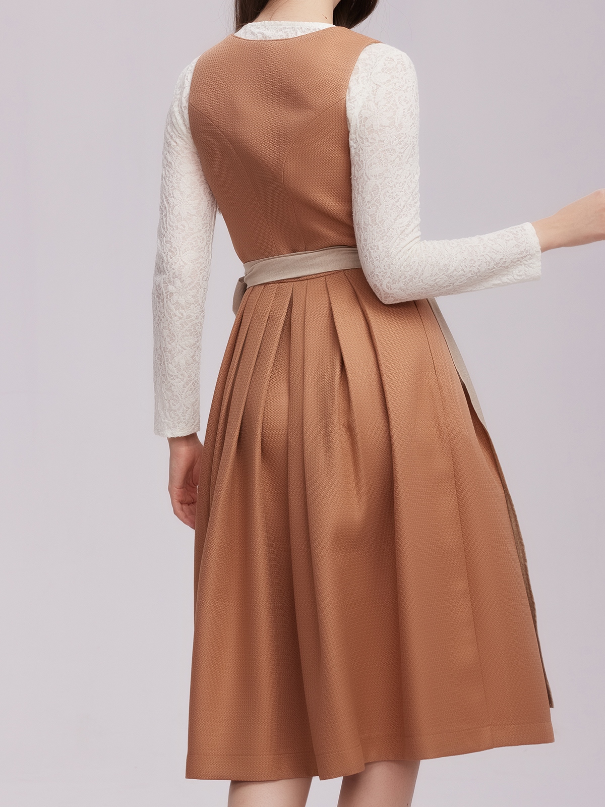 Modernes Dirndl mit Arm in Orange