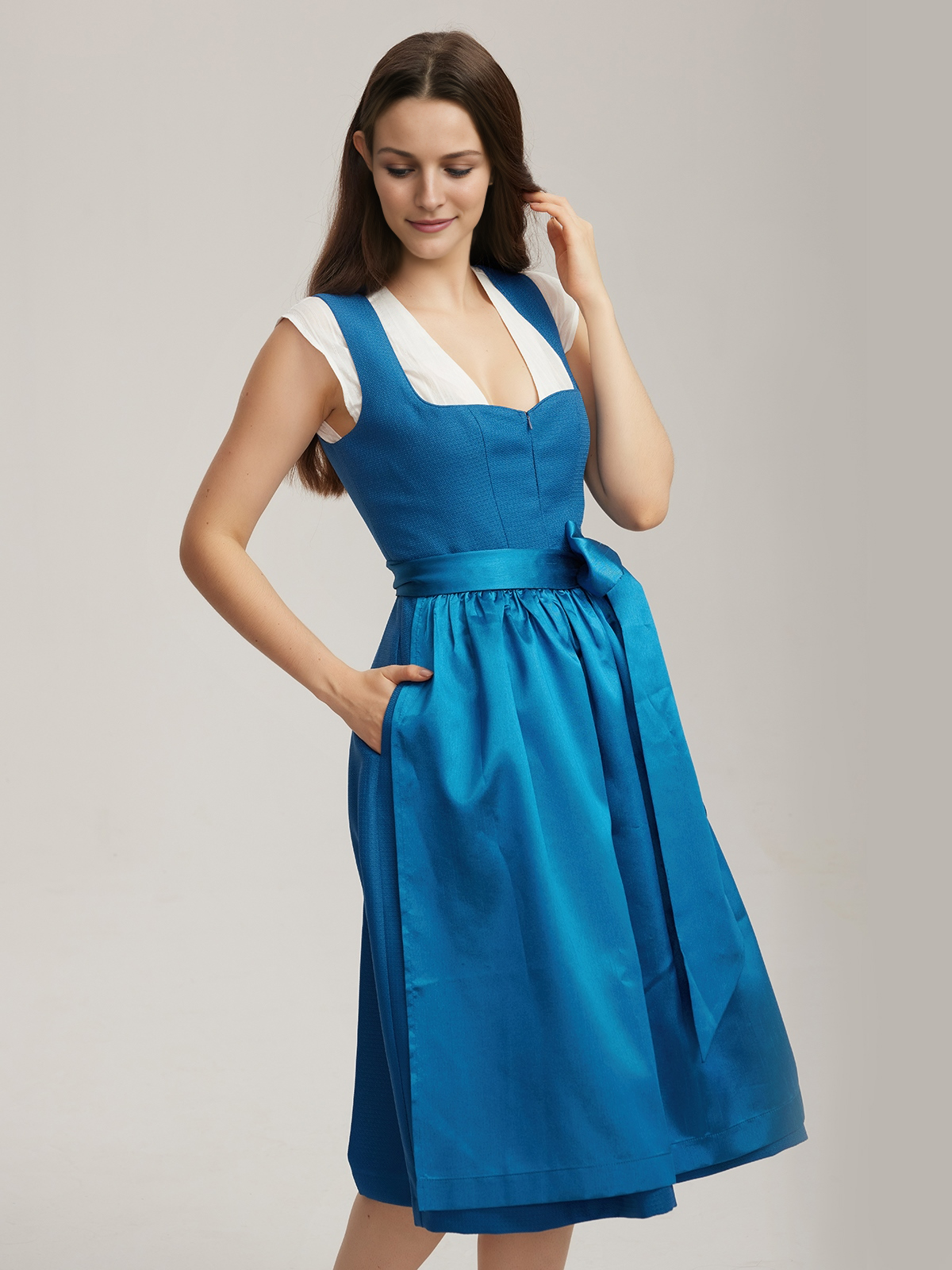 Modernes Dirndl in Blau mit figurbetonter Silhouette