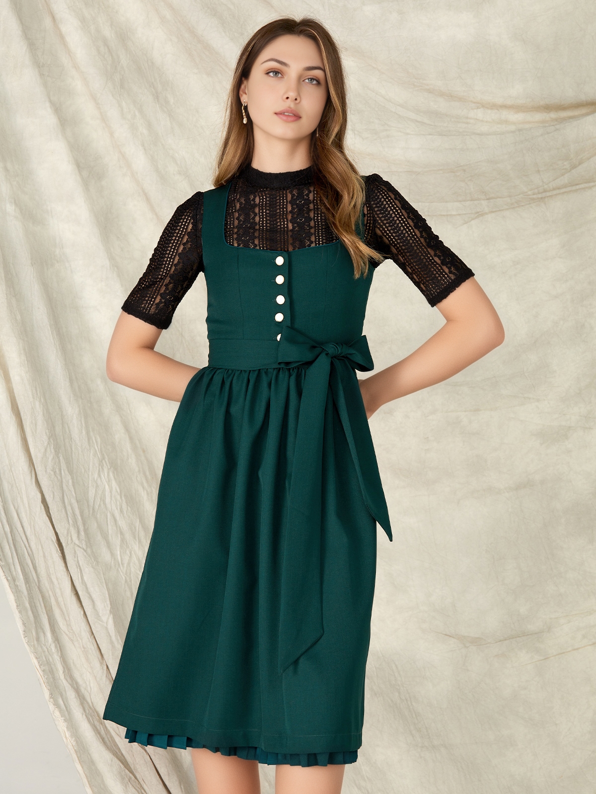 Dirndl in Grün mit weißer Bluse