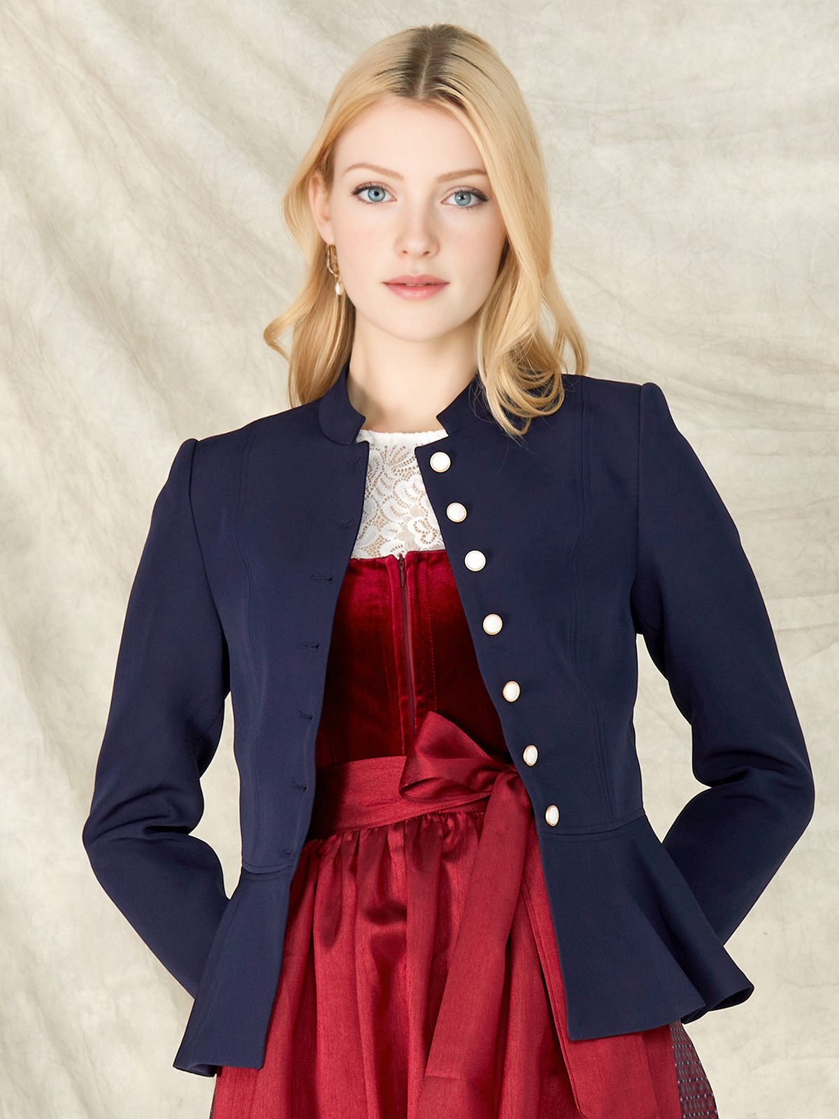 Dirndlbluse in Beige – perfekt für festliche Anlässe