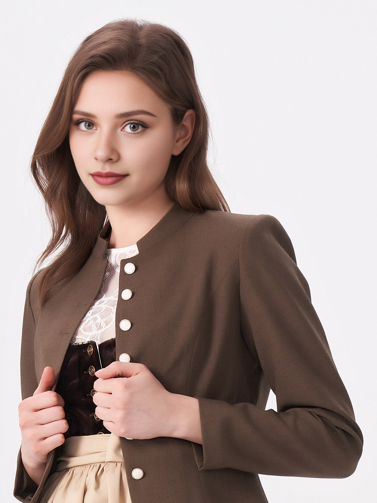 Ein graues Samt-Dirndl mit brauner Jacke – perfekt für Herbst und Winter