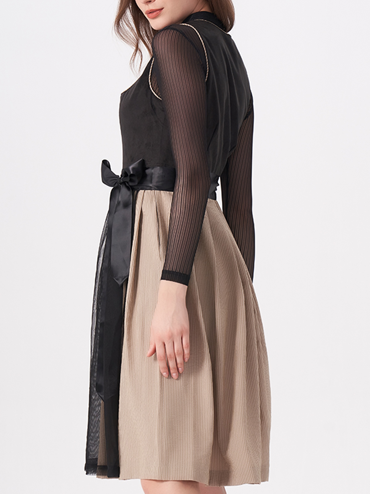 Schwarze Dirndl mit eleganter Schürze