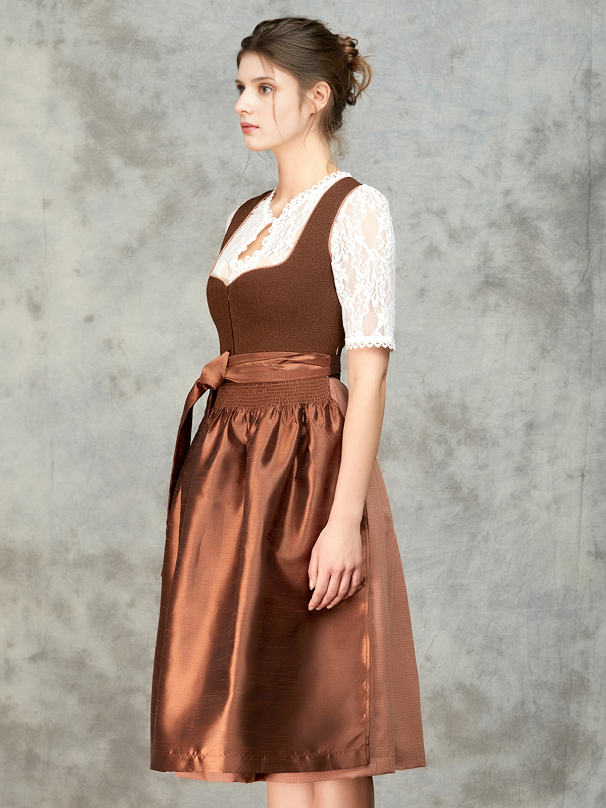 Elegantes braunes Dirndl mit traditionellem Schnitt