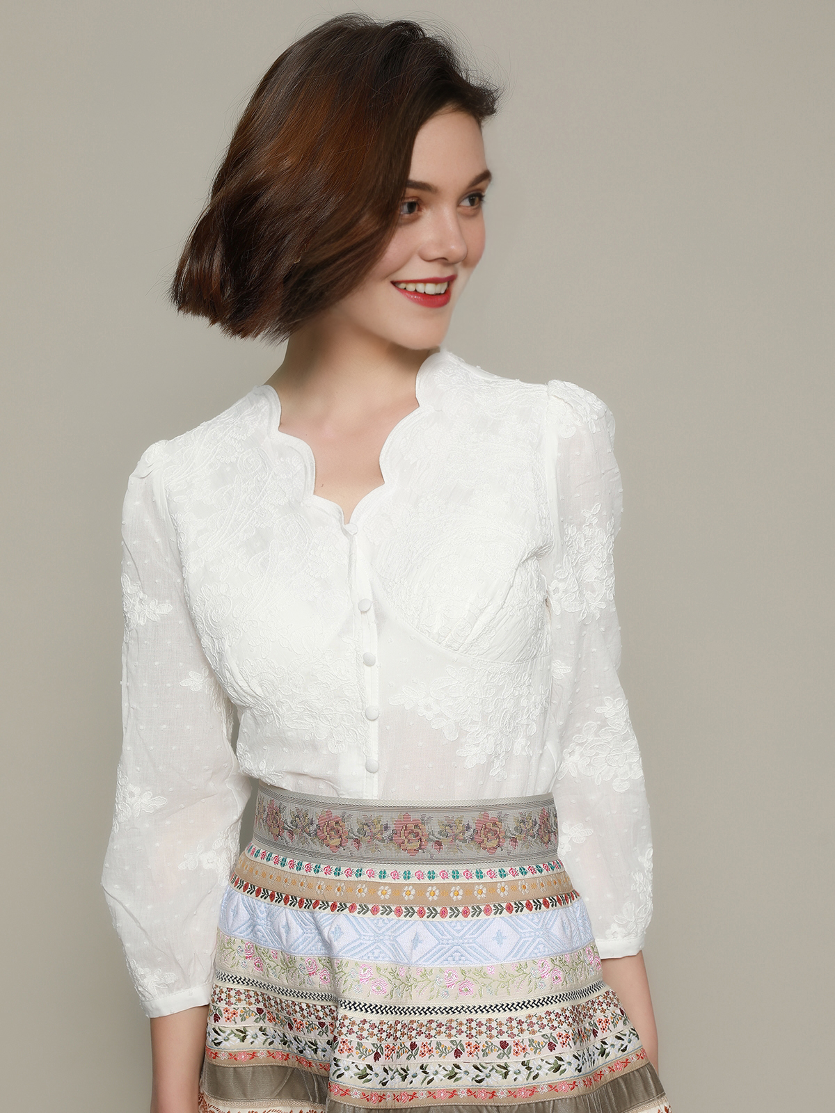 Traditionelles grünes Dirndl mit weißer Bluse