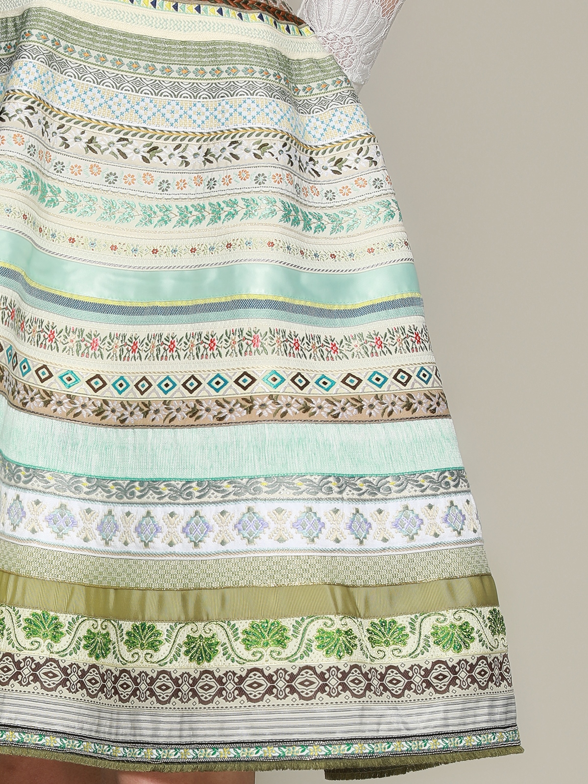 Modernes grünes Dirndl mit floralen Details