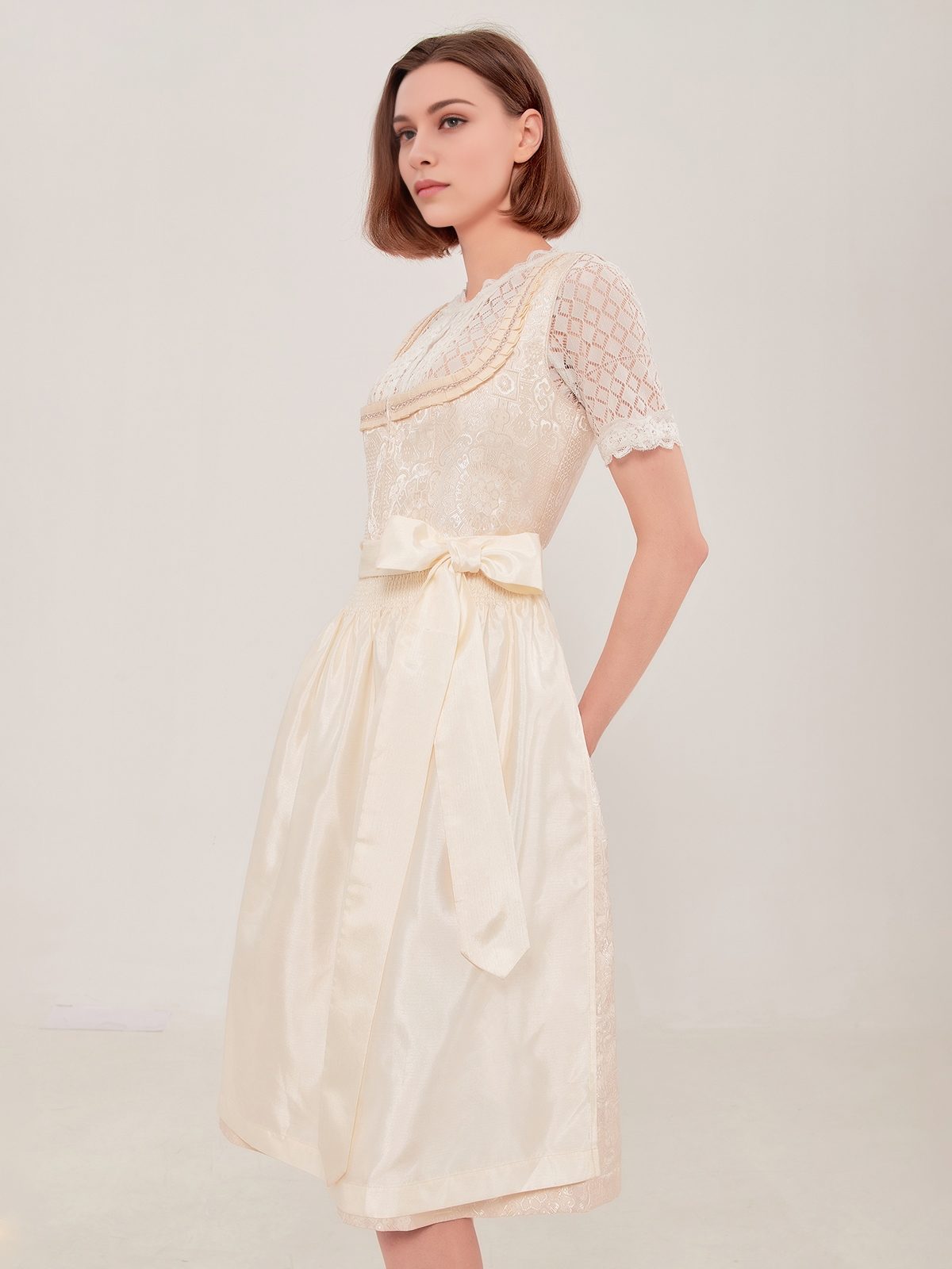 Dirndl 2024 Samt in eleganter Weißvariante mit floralen Applikationen