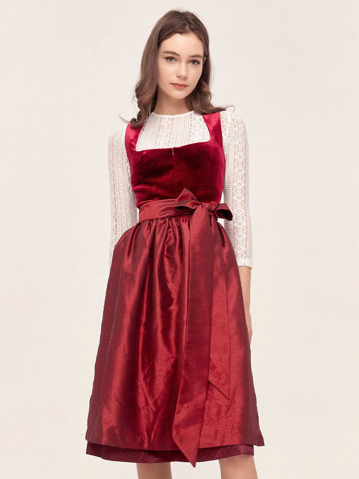 Dirndl in klassischem Rot mit feinen Details