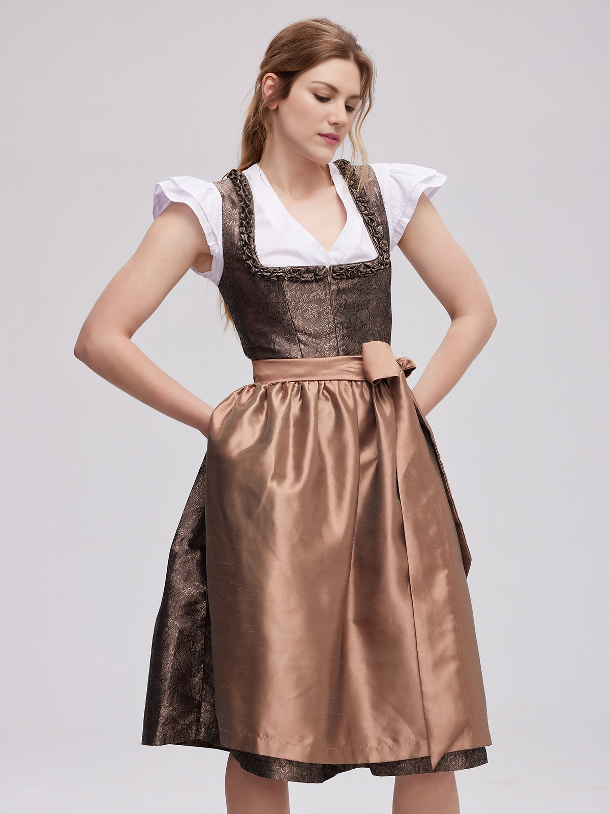 Klassisches braunes Dirndl mit schmaler Taille und floralen Details