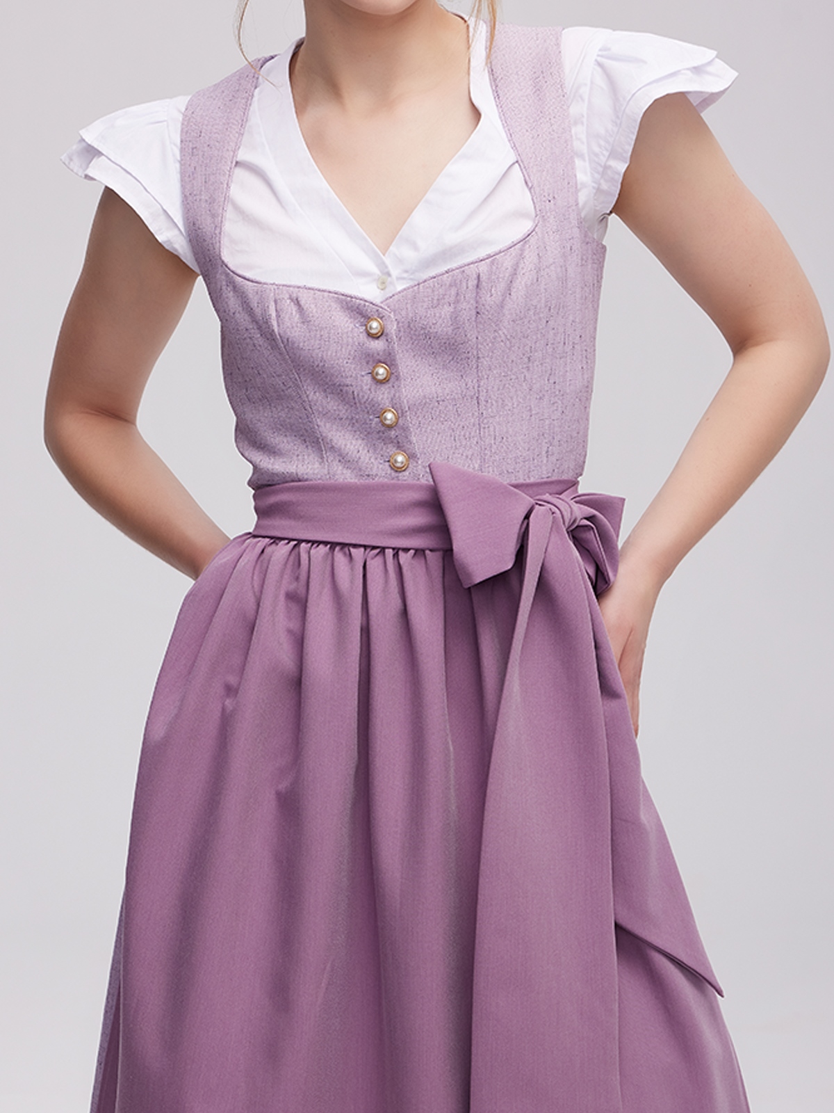 Dirndl in Rot mit hochgeschlossenem Schnitt