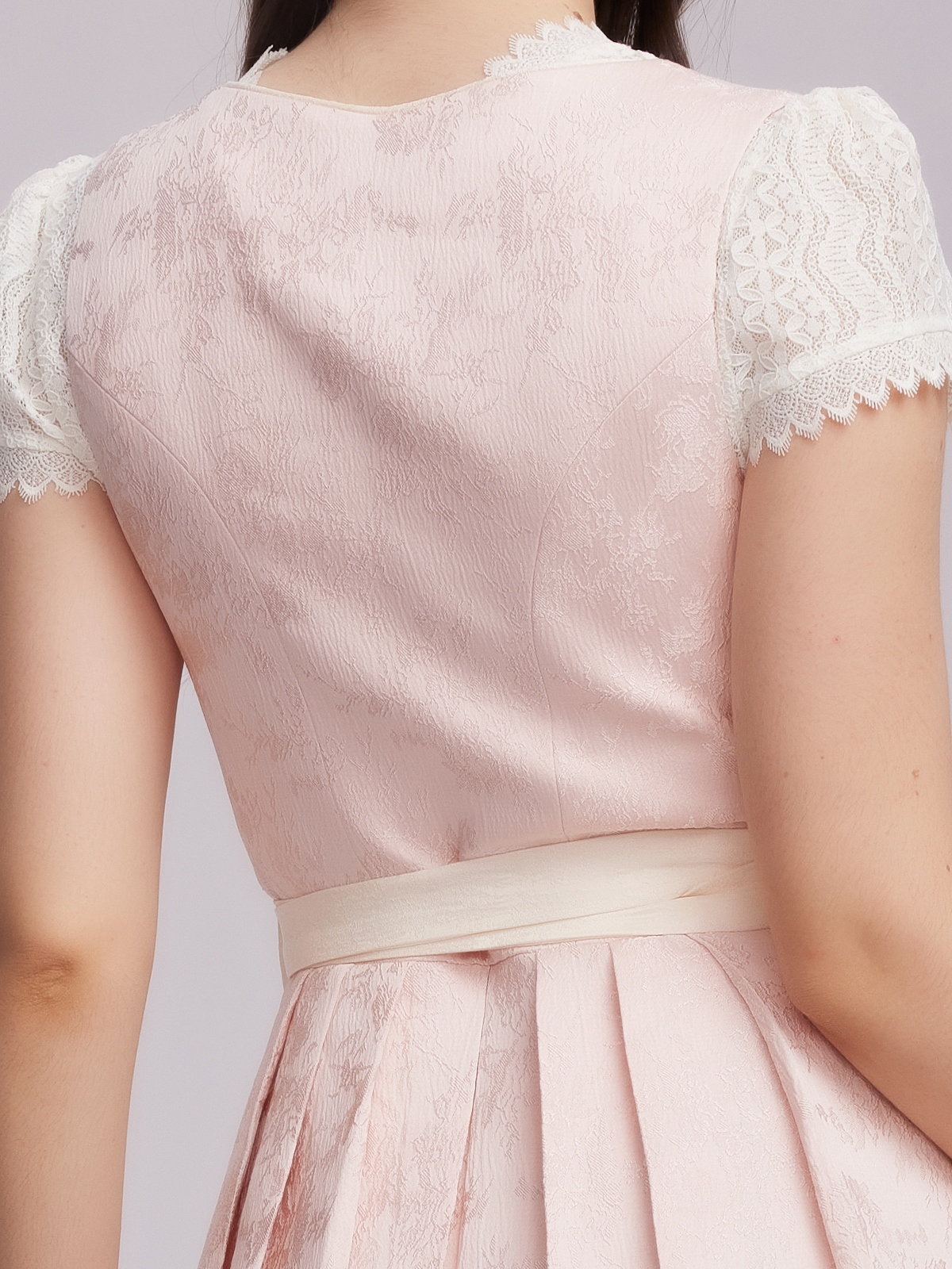 Dirndl in Rosa – feminin und elegant