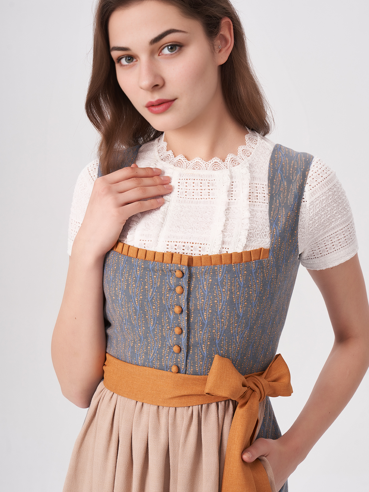 Pinkes Dirndl mit floralen Details