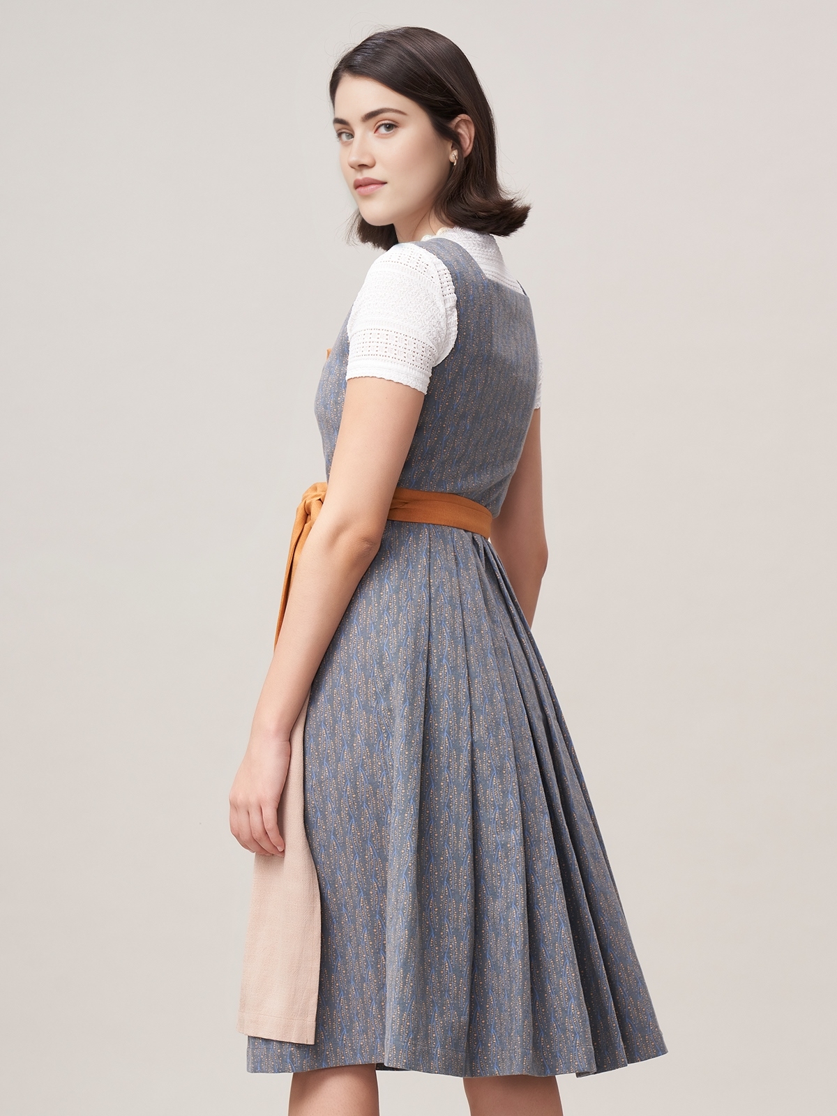 Ein dunkelrotes Dirndl in eleganter Ausführung