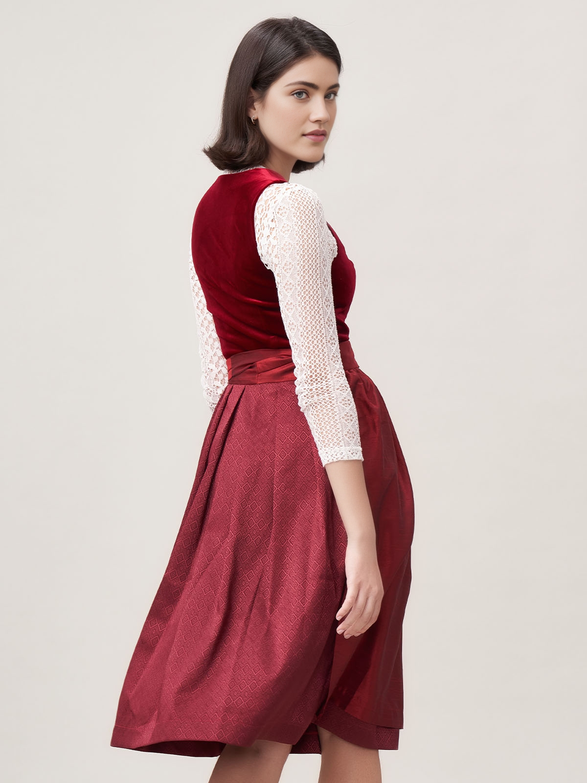 Dirndl in Rot mit schwarzer Bluse