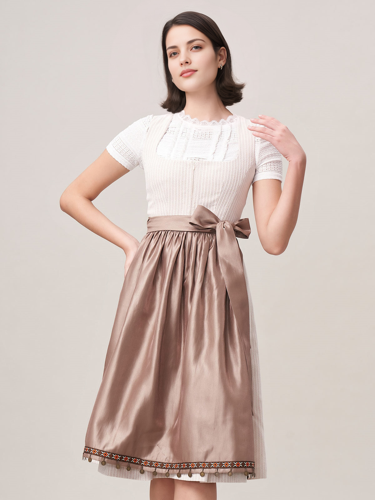 Modernes Dirndl in Beige mit raffinierten Details