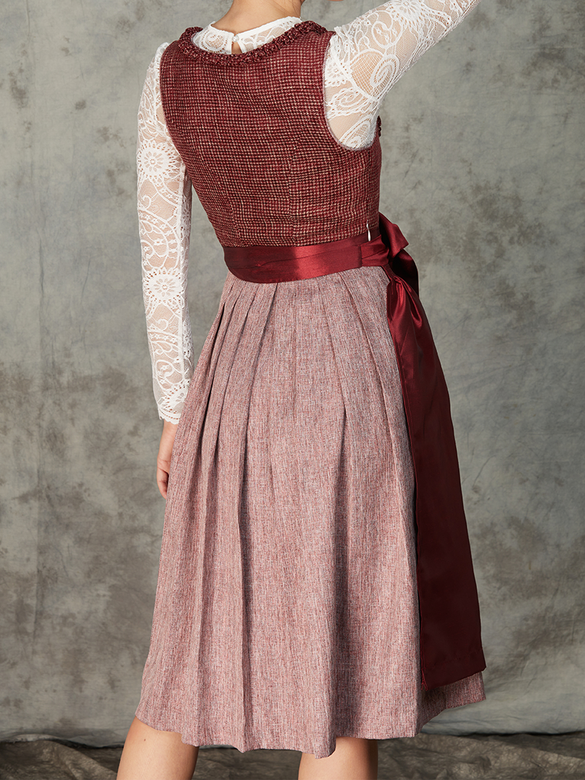 Modernes Dirndl in Rot – perfekt für den urbanen Look
