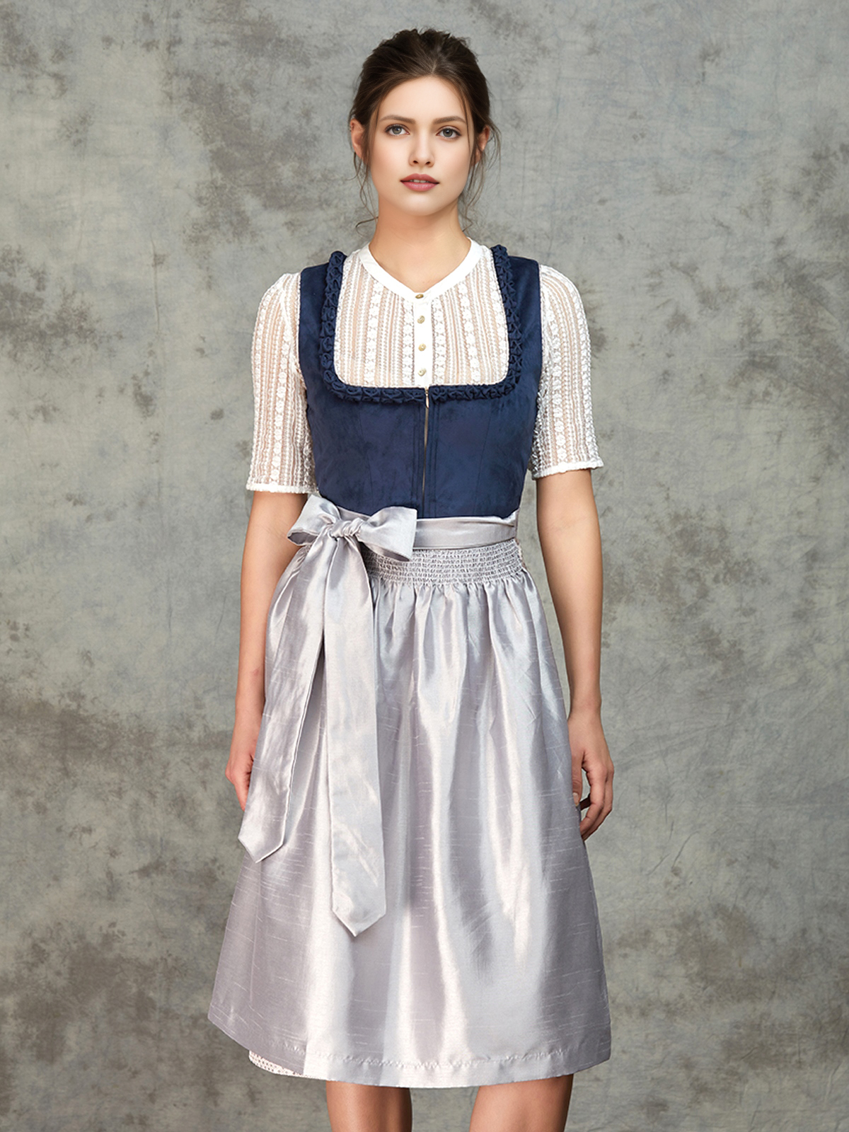 Modernes Dirndl in Blau mit Spitzenverzierungen