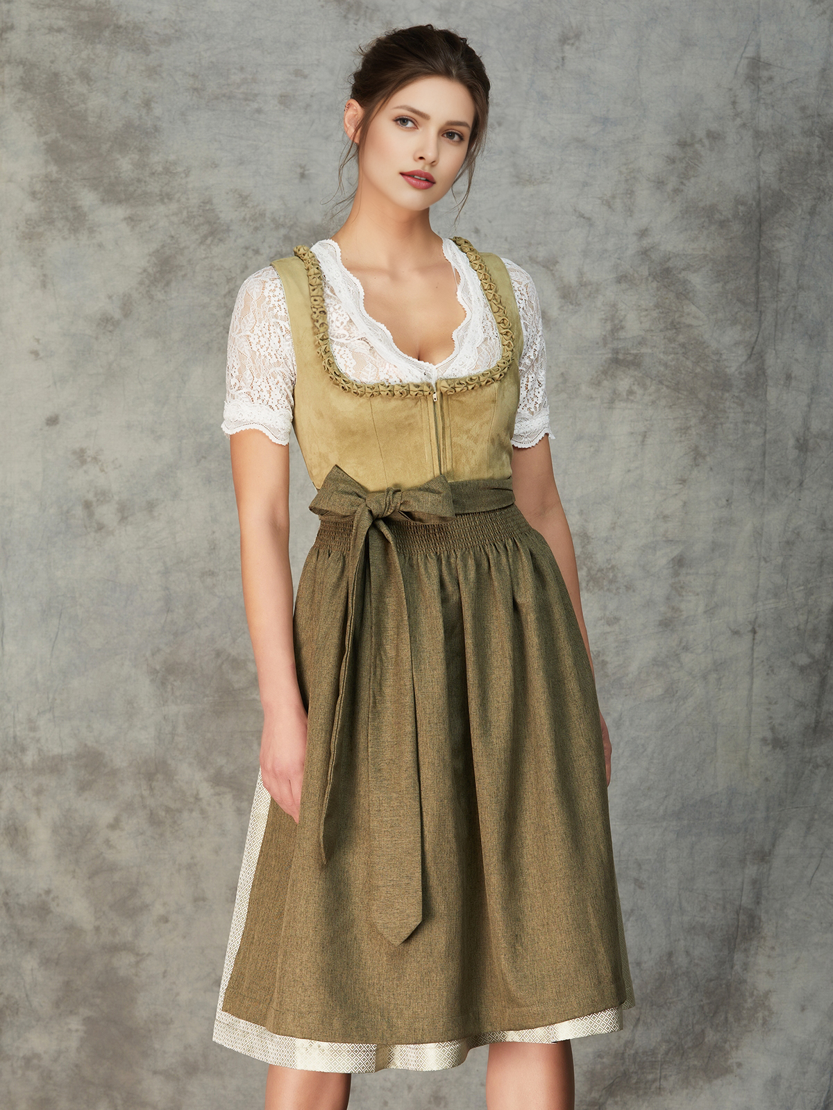 Elegantes grünes Dirndl mit floraler Schürze