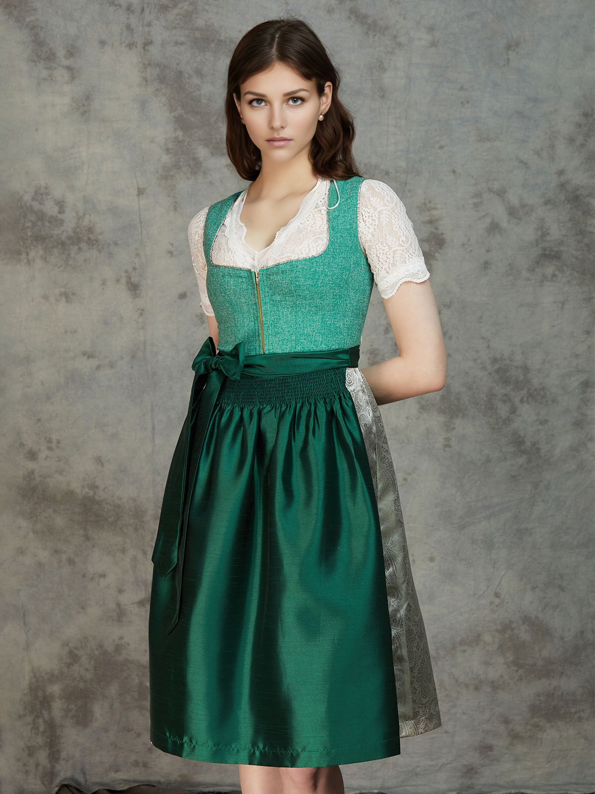Dirndl Bluse in Blau mit Spitzenverzierung