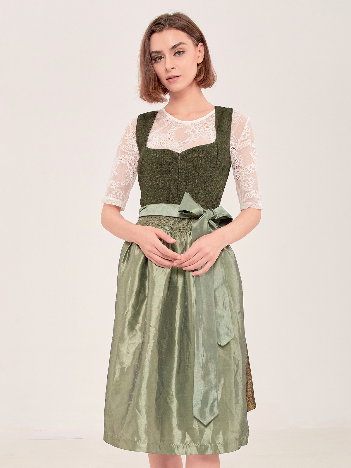 Modernes Dirndl in Grün mit figurbetonter Silhouette