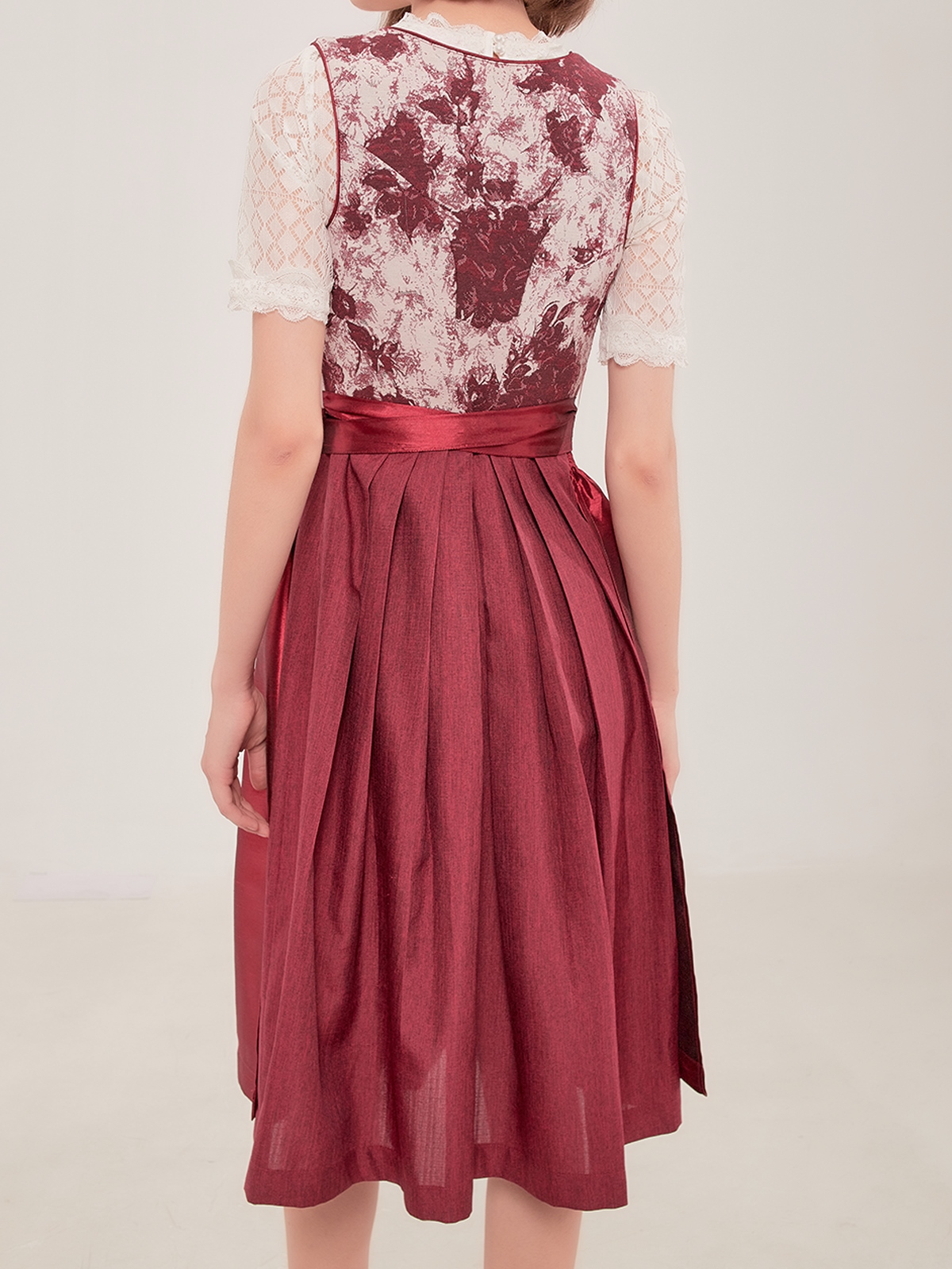 Modernes Dirndl in Rot mit femininem Schnitt