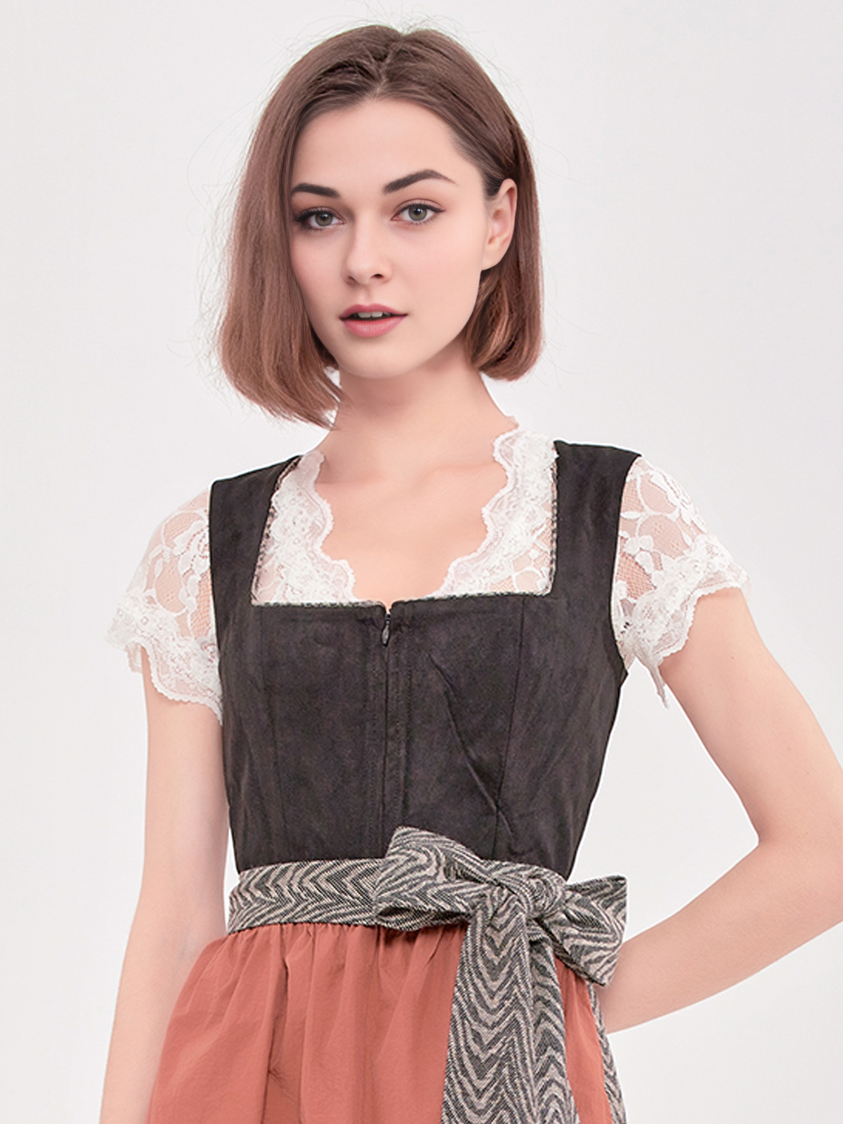 Traditionelles schwarzes Dirndl mit feinen Details