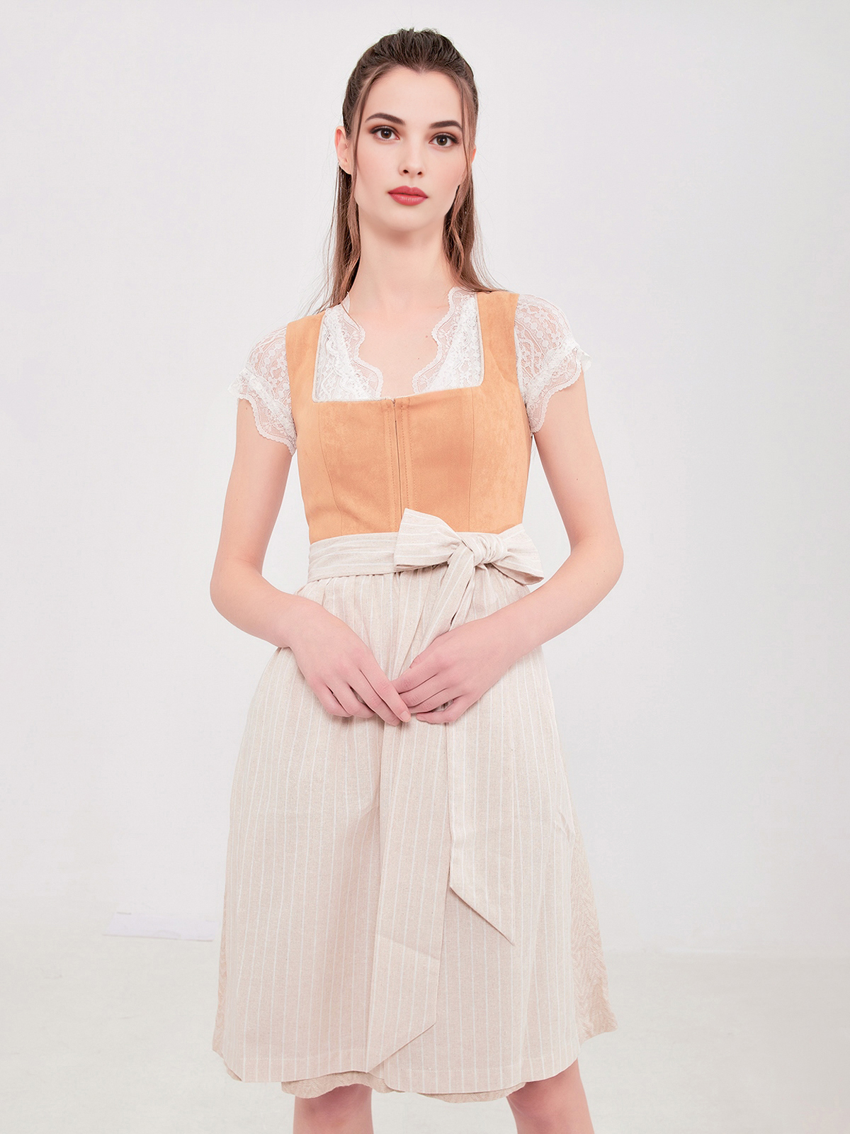 Dirndl in Braun mit modernen Details