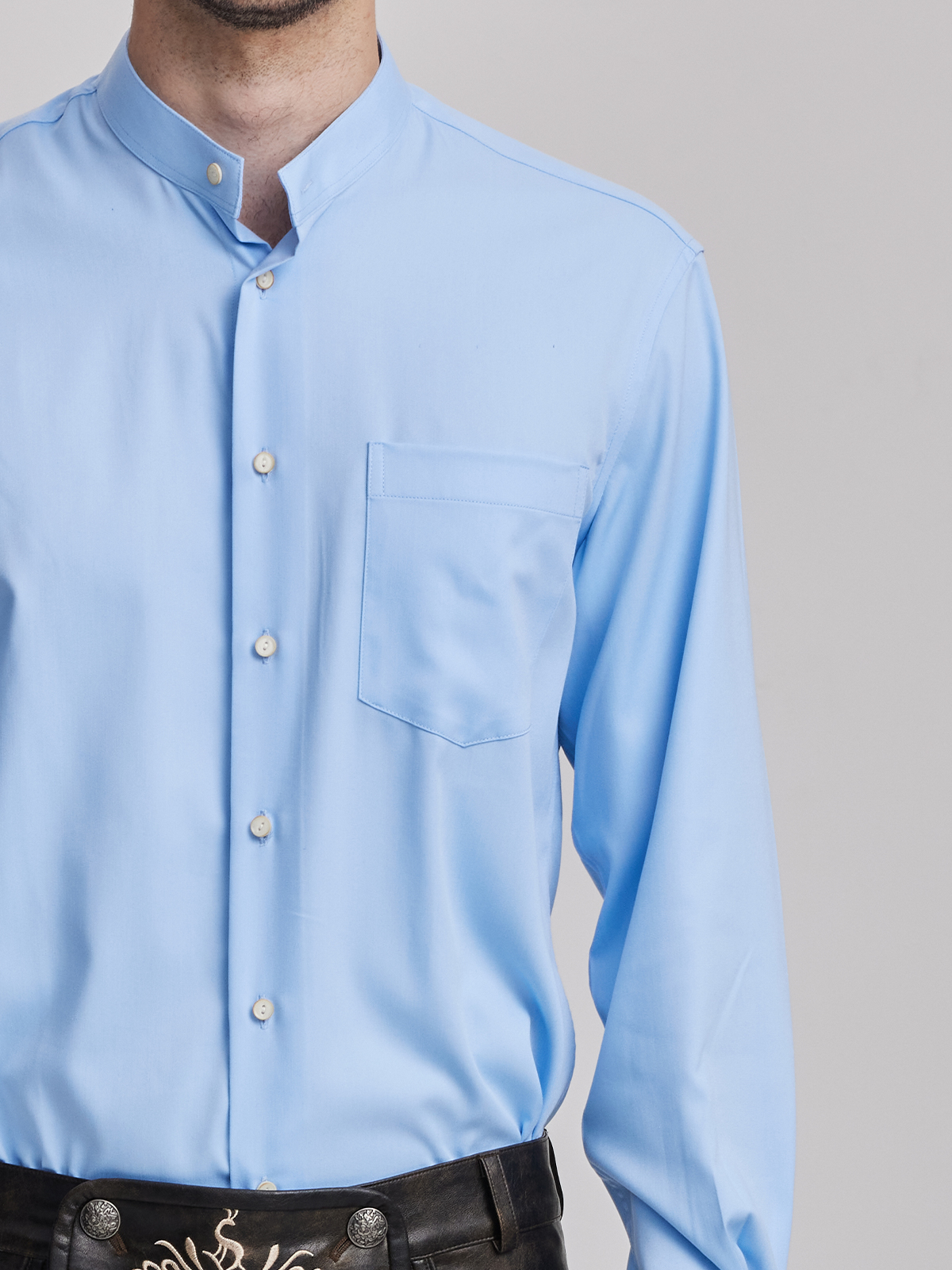 Modernes Dirndl in Blau – perfekt für den urbanen Style