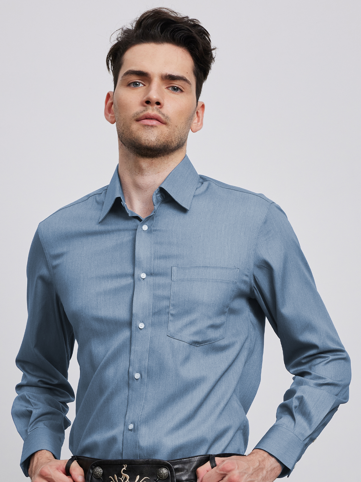 Dirndlbluse Oliv in Blau-Optik