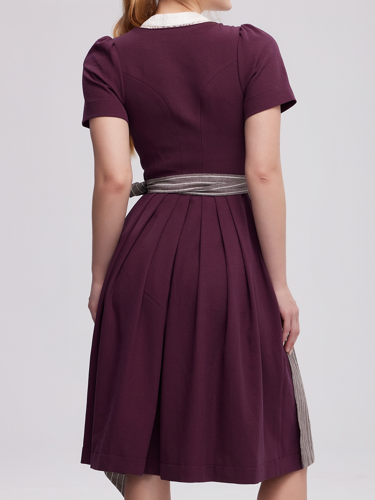 Gelbes Samt-Dirndl mit femininem Schnitt