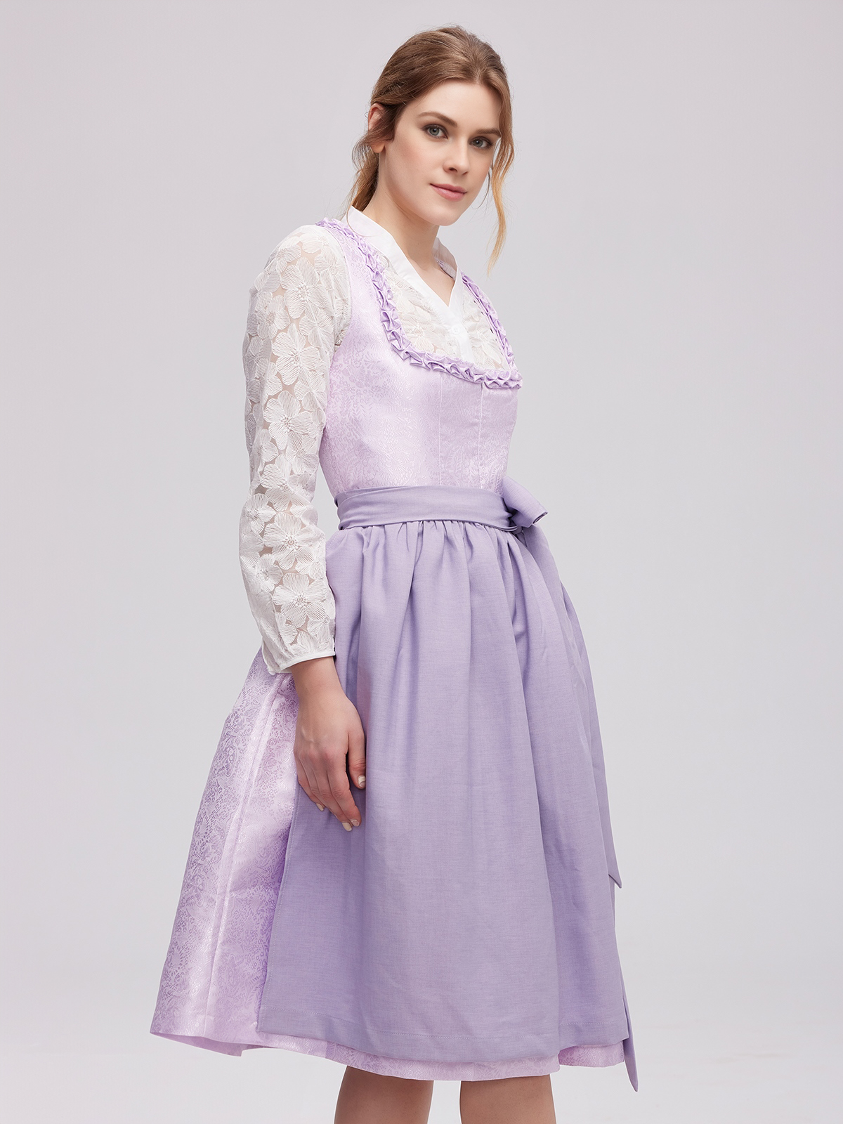 Modernes Dirndl in Lila mit femininem Schnitt