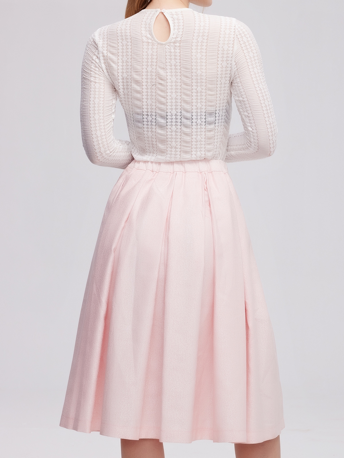 Ein modernes Dirndl in eleganter Weiß-Blau-Kombination