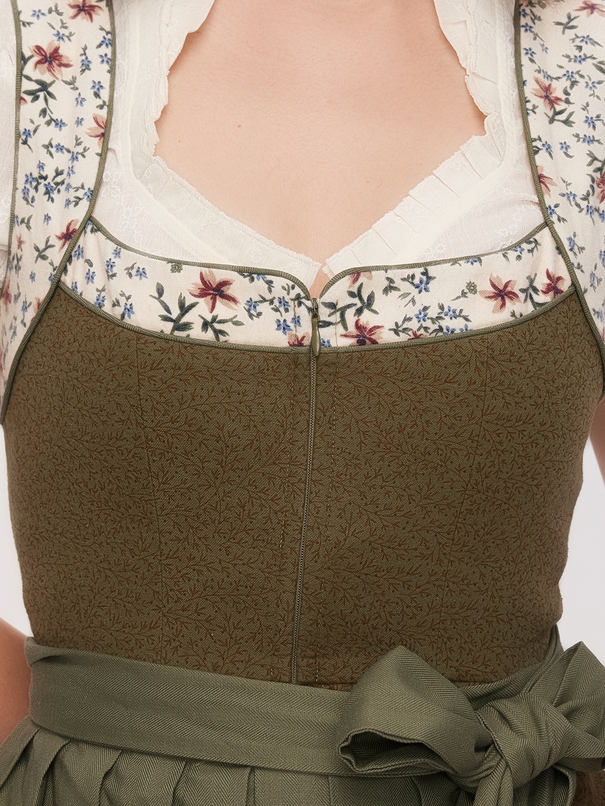 Ein elegantes langes schwarzes Dirndl mit grünen Details
