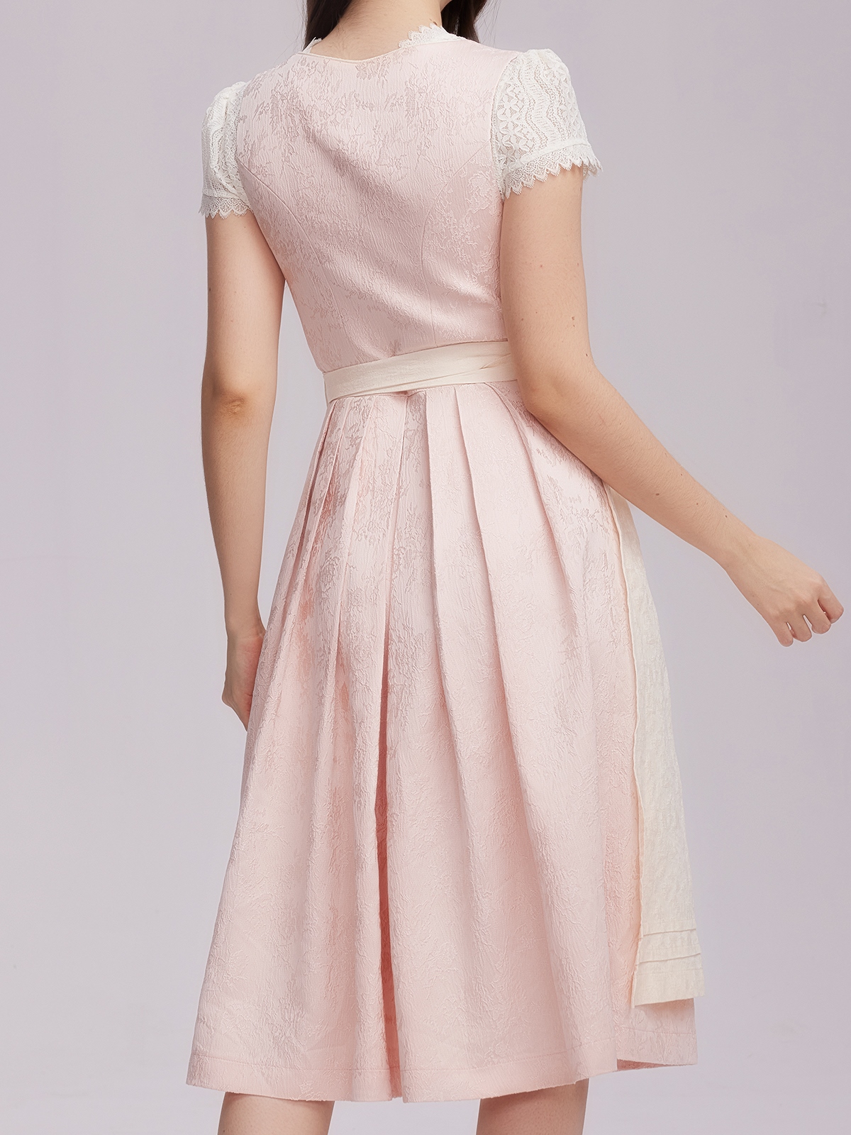 Modernes Dirndl in Rosa