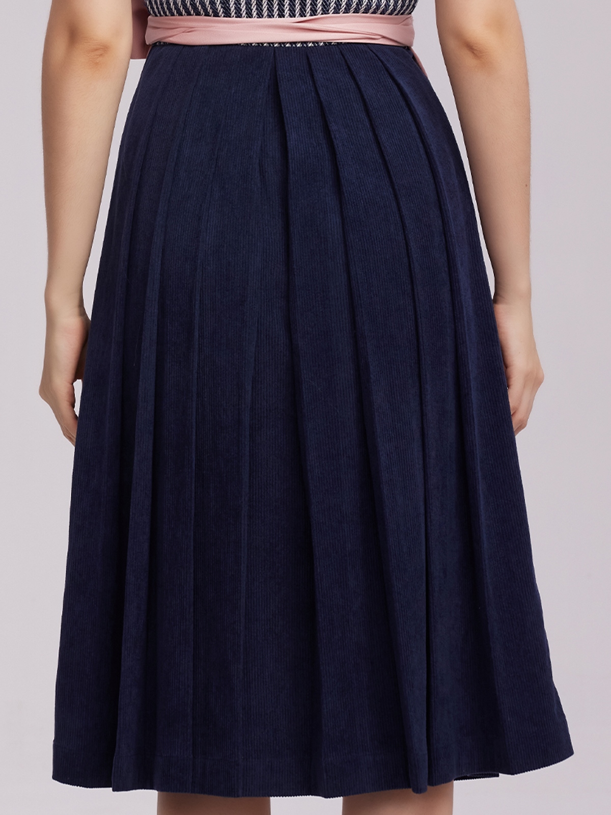 Modernes blaues Dirndl mit schlankem Schnitt