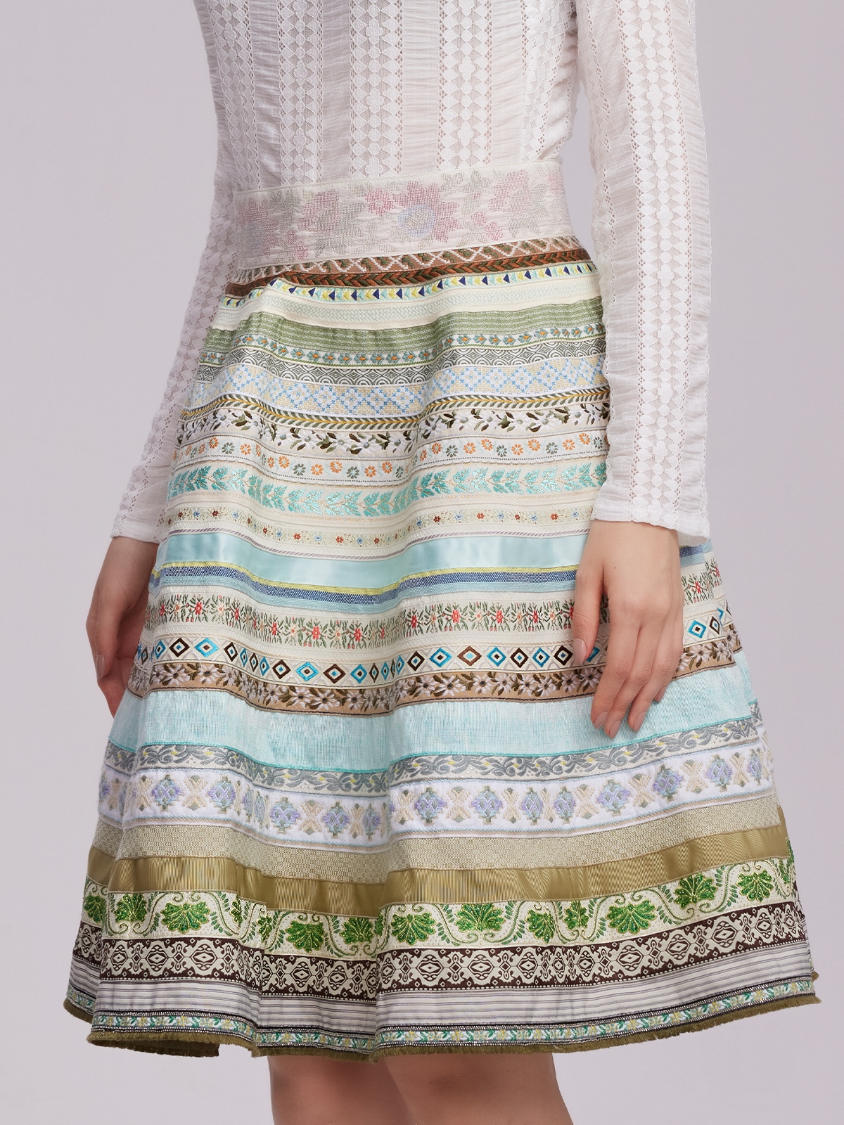 Ein grünes Dirndl mit floralen Details – perfekt für Festivals und Hochzeiten