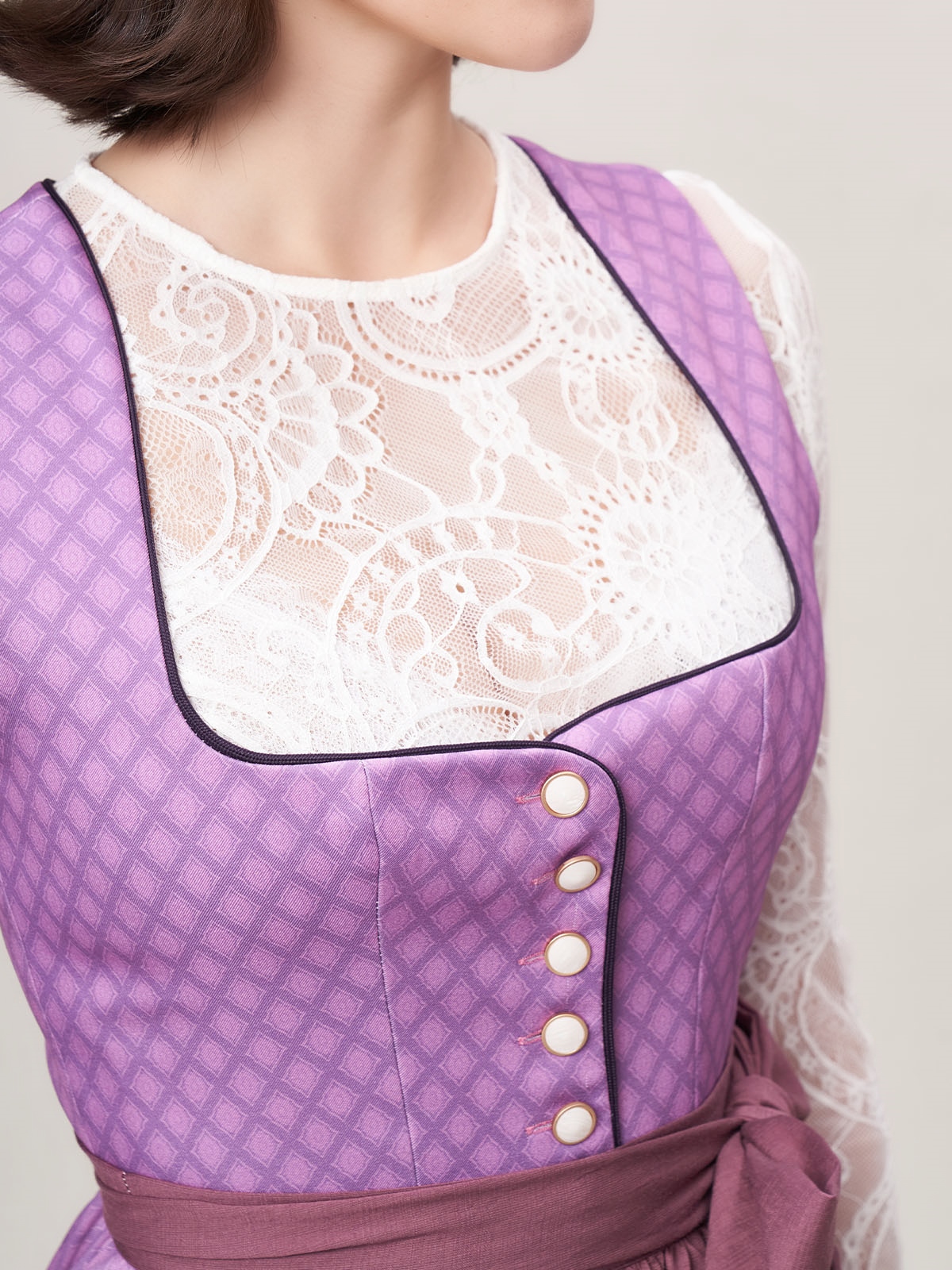 Dirndl mit raffiniertem Ausschnitt