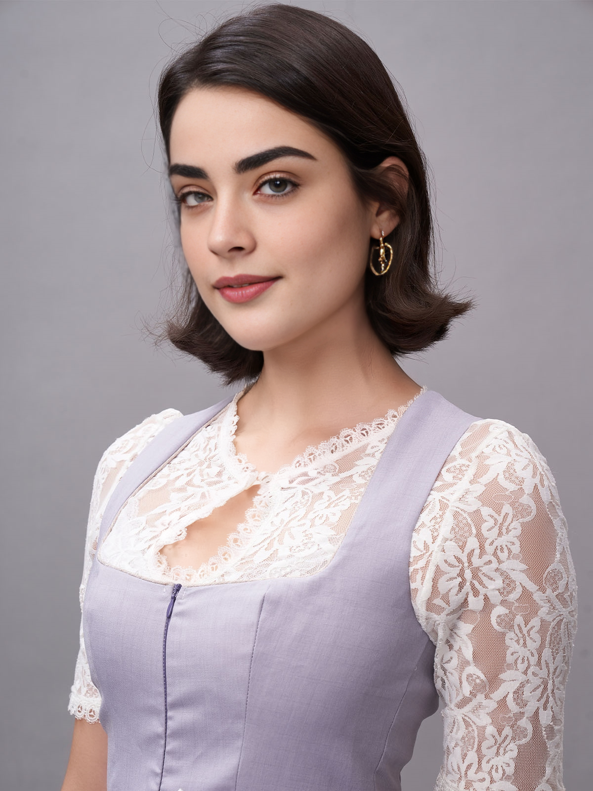 Dirndl in Lila und Grün – ein harmonisches Farbspiel