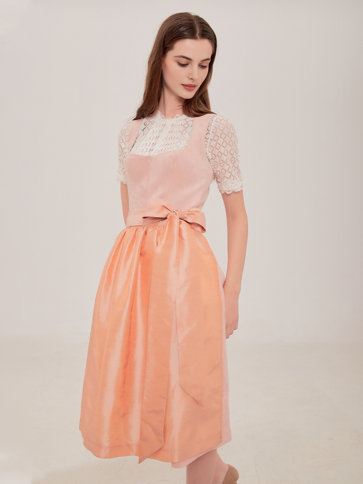Dirndl in Rosa mit femininem Schnitt