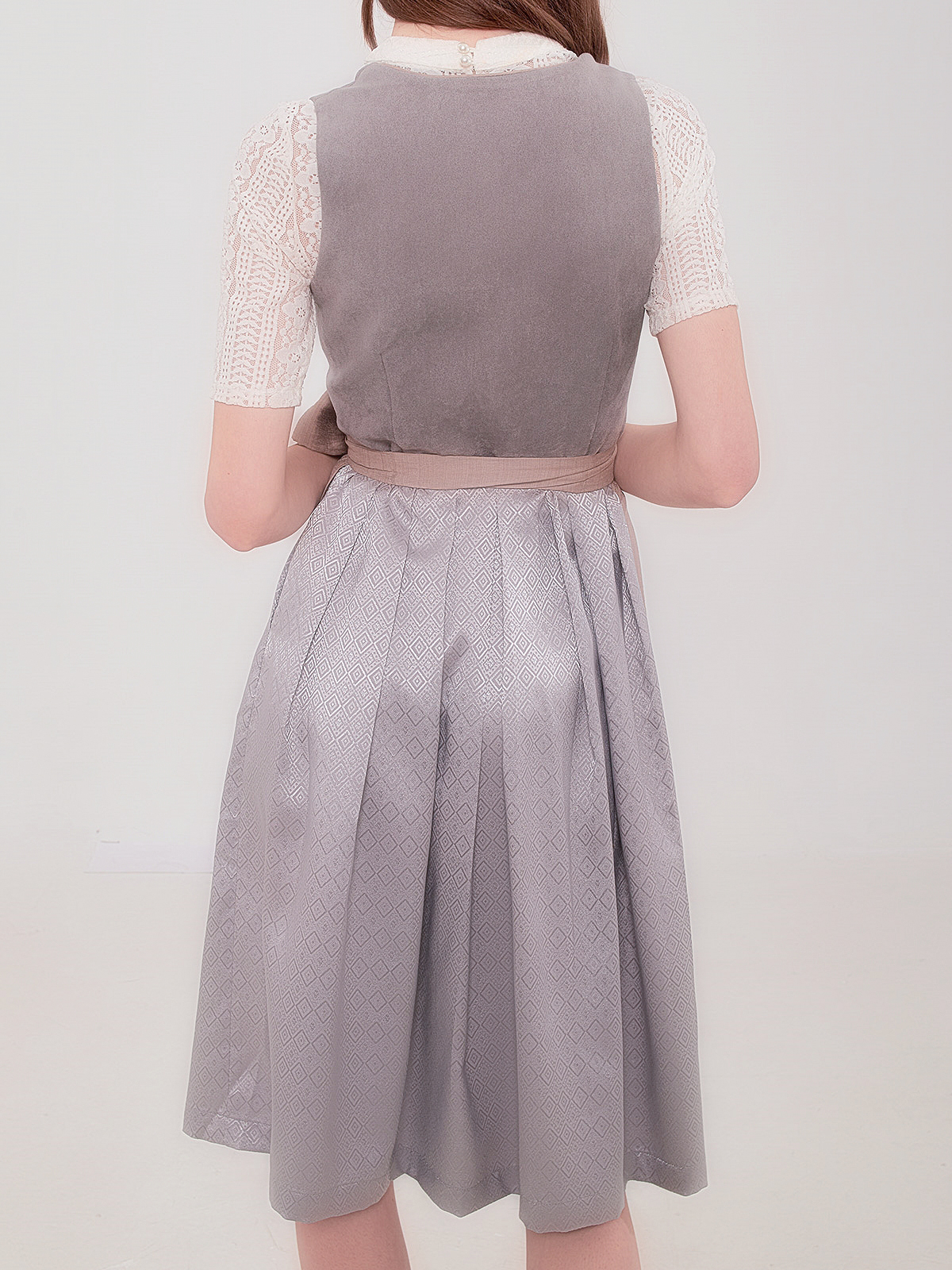 Olivgrünes Dirndl mit moderner Silhouette