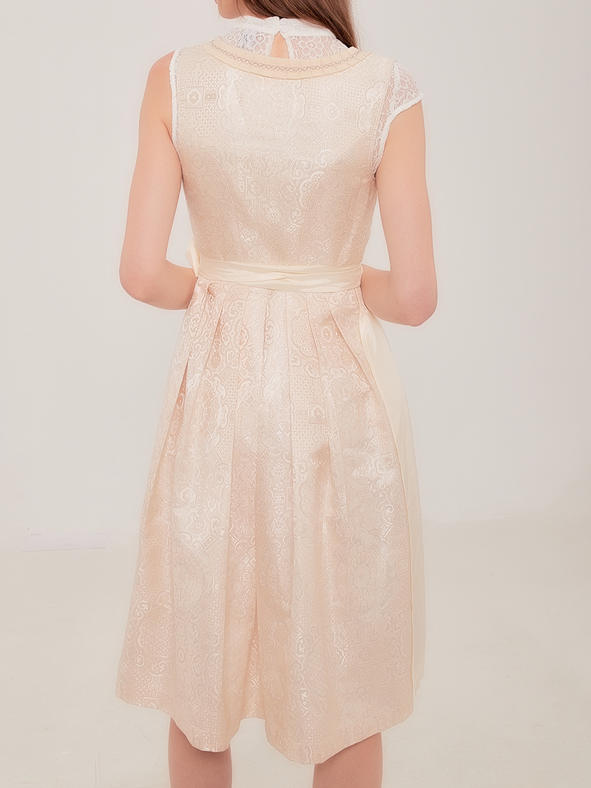 Modernes weißes Dirndl mit Karomuster-Akzenten