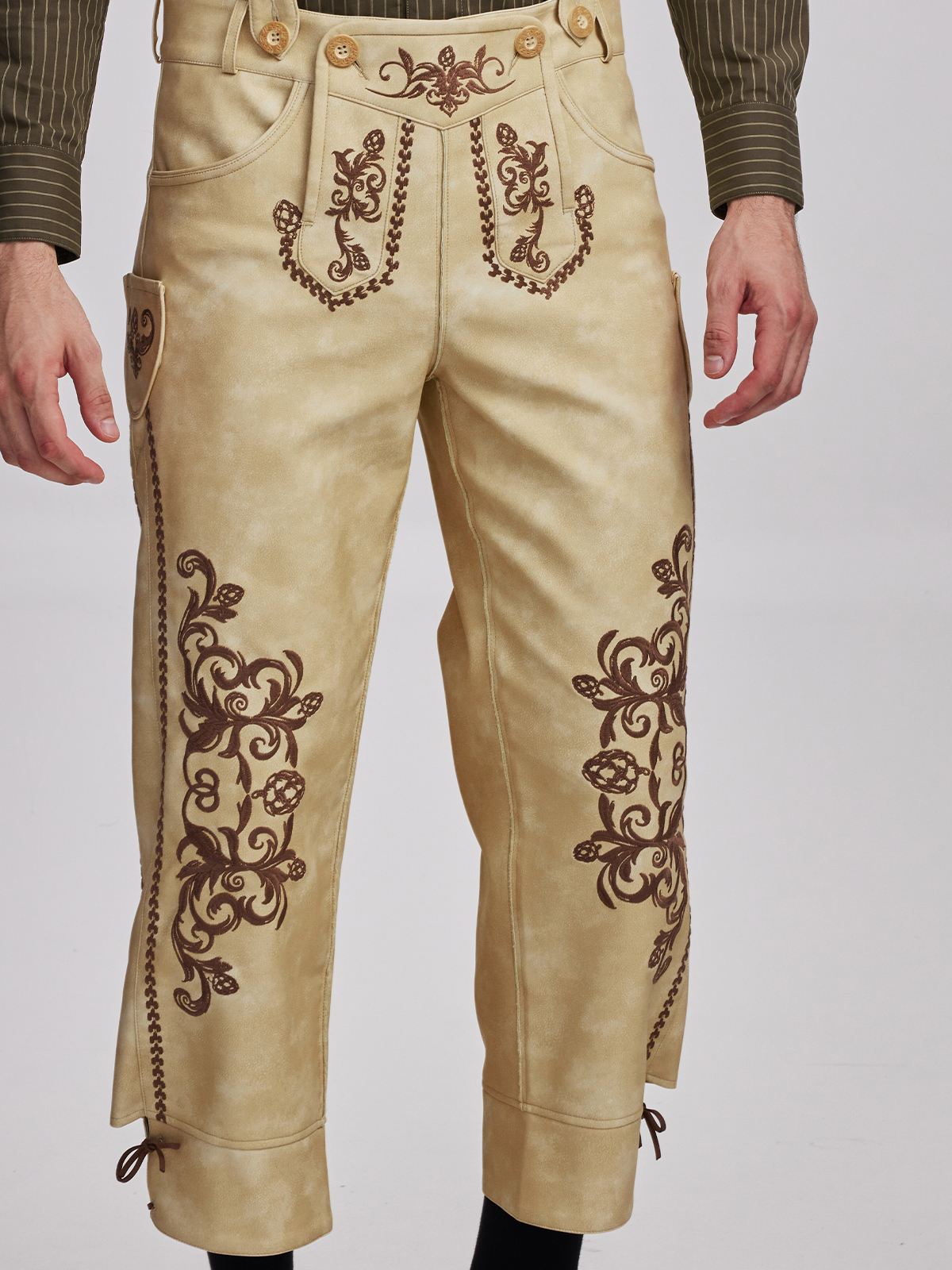 Dirndl mit gelben Lederhosen als Kontrast