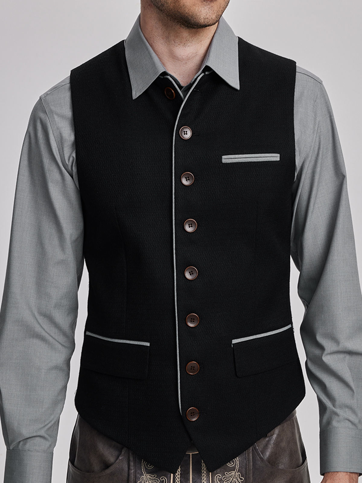 Rot-Grünes Dirndl mit eleganter Weste