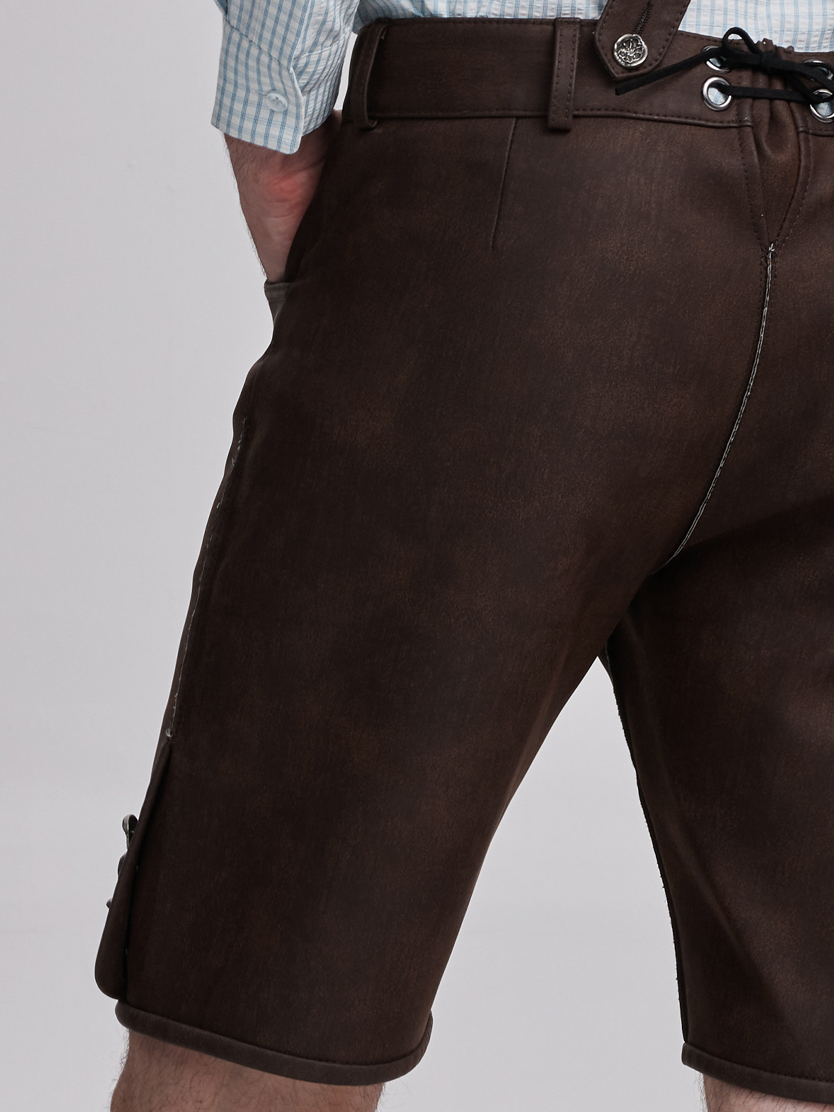 Traditionelles Dirndl in Brombeer mit modernen Akzenten